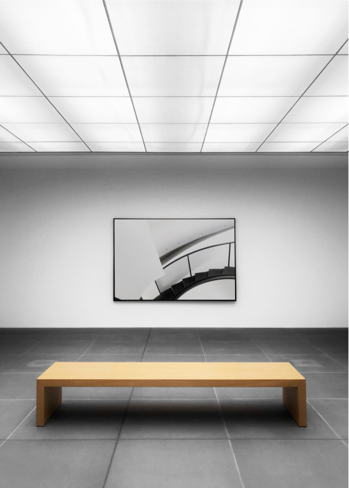 Una sala de la galería con un cuadro